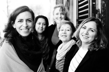 Kadın gülümseyerek, sabah kahve içme arkadaşlarım 