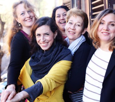 Kadın gülümseyerek, sabah kahve içme arkadaşlarım 