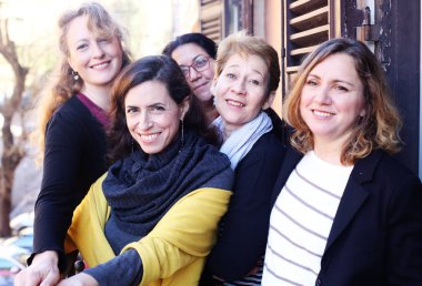 Kadın gülümseyerek, sabah kahve içme arkadaşlarım 