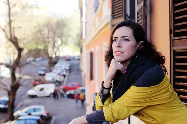 Mooie Rijpe Vrouw Staande Het Balkon Uitkijken Straat — Stockfoto