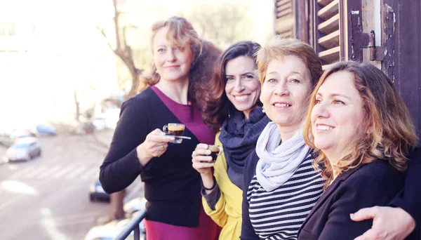 Las Mujeres Mejores Amigas Sonriendo Bebiendo Café Mañana —  Fotos de Stock