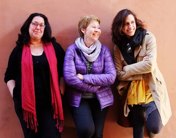 Donne Migliori Amiche Sorridenti Passeggiando Città Stile Vita All Aperto — Foto Stock