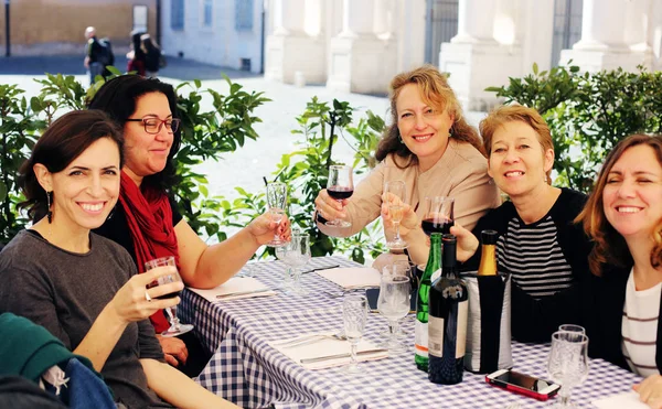 Mooie Mooie Blanke Vrouwen Vrienden Zitten Samen Genieten Van Warme — Stockfoto