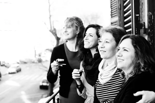 Femmes Meilleurs Amis Souriant Boire Café Matin — Photo