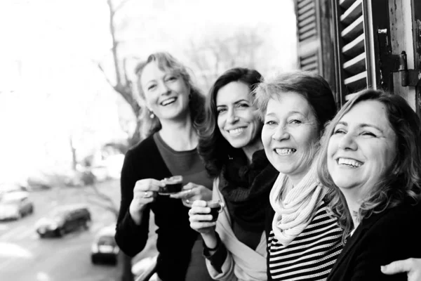Kvinnor Bästa Vänner Leende Dricka Morgonkaffe — Stockfoto