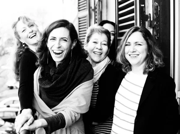 Migliori Amiche Donne Sorridenti Bere Caffè Del Mattino — Foto Stock