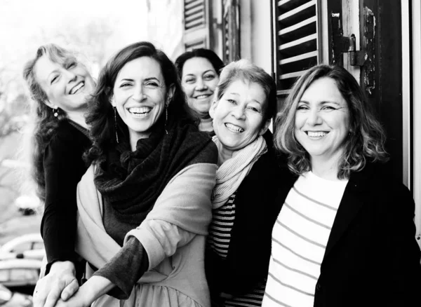 Migliori Amiche Donne Sorridenti Bere Caffè Del Mattino — Foto Stock