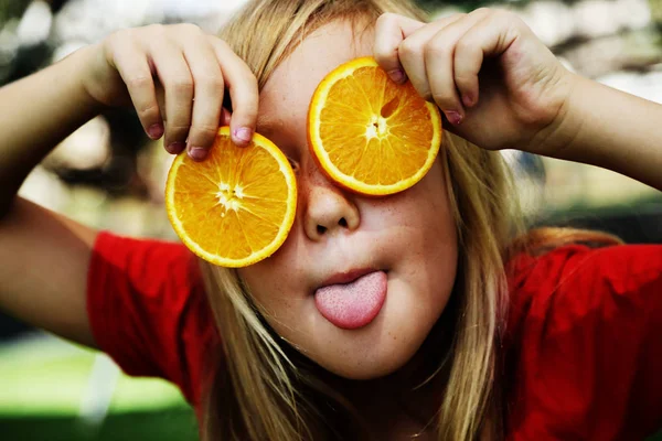 Feliz Niña Años Sonriendo Sosteniendo Rebanadas Naranja — Foto de Stock