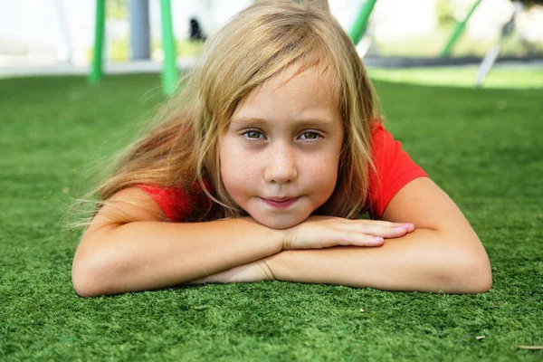 Portret Van Gelukkig Echt Jaar Oud Meisje — Stockfoto