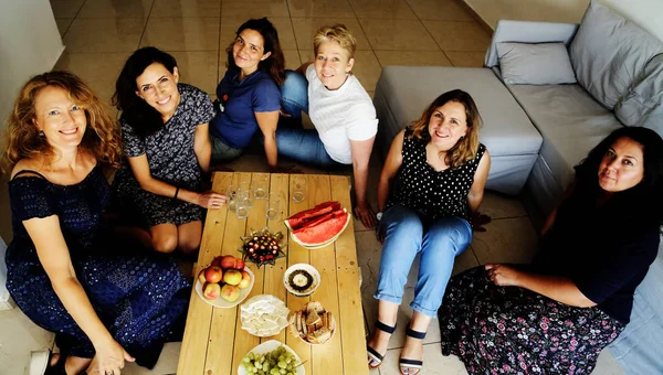 Beş Güzel Mutlu Olgun Kadın Gülümseyip Yerde Oturuyor — Stok fotoğraf