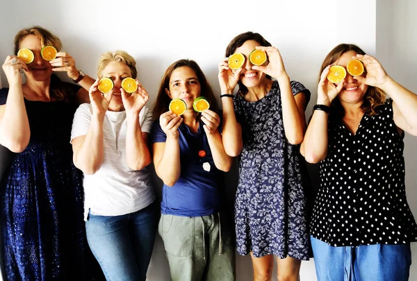 Пять Счастливых Зрелых Женщин Улыбаются Держат Свежие Апельсины — стоковое фото