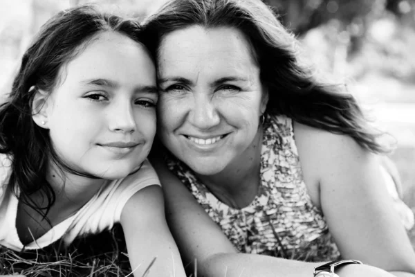 Matka Dospívající Dcera Leží Zelené Trávě Par Šťastné Pozitivní Emoce — Stock fotografie