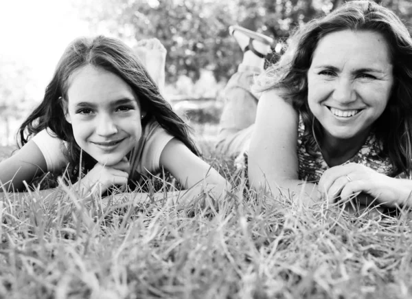 Mutter Und Tochter Teenageralter Liegen Auf Grünem Gras Par Glückliche — Stockfoto