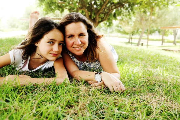 Madre Hija Adolescente Yacen Hierba Verde Par Emociones Felices Positivas — Foto de Stock