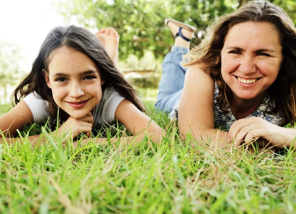 Madre Hija Adolescente Yacen Hierba Verde Par Emociones Felices Positivas —  Fotos de Stock