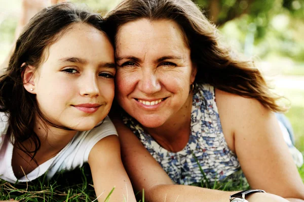 Mother Teenage Daughter Lying Green Grass Par Happy Positive Emotions — Stock Photo, Image