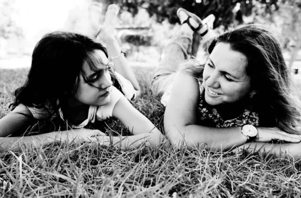 Mother Teenage Daughter Lying Green Grass Par Happy Positive Emotions — Stock Photo, Image