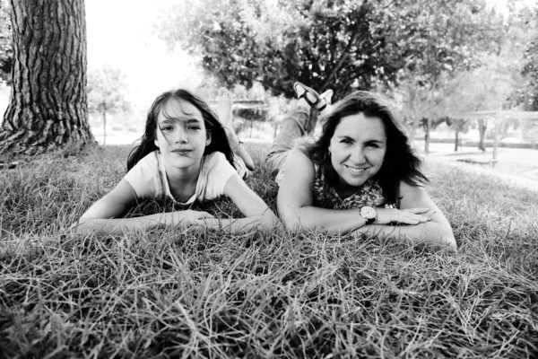 Mãe Filha Adolescente Estão Deitados Grama Verde Par Emoções Felizes — Fotografia de Stock