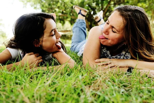 Mãe Filha Adolescente Estão Deitados Grama Verde Par Emoções Felizes Fotografia De Stock