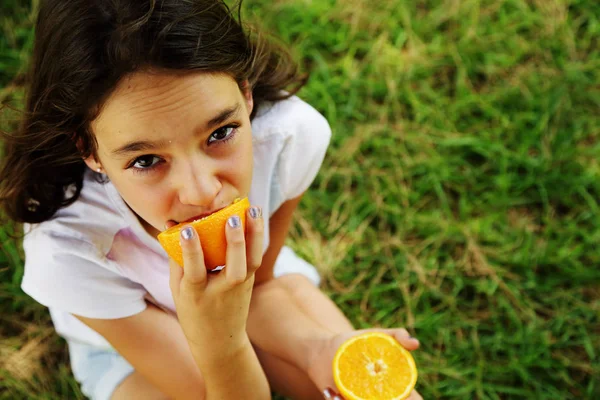 Feliz Menina Anos Sorrindo Segurando Fatias Laranja Imagens De Bancos De Imagens