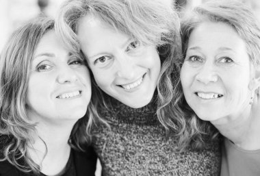 Üç güzel 40 yıl yaşlı kadınlar birlikte seyahat portresi