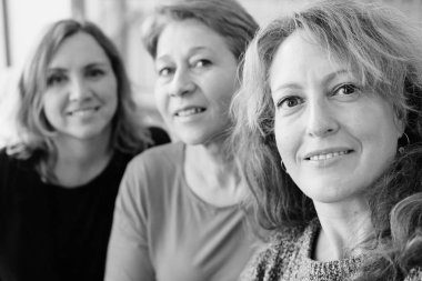 Üç güzel 40 yıl yaşlı kadınlar birlikte seyahat portresi