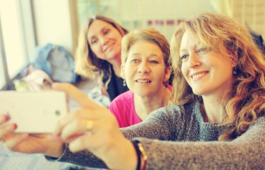 Üç güzel 40 yıl yaşlı kadınlar birlikte seyahat portresi