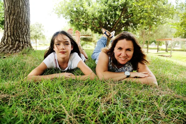 Äiti Teini Tytär Makaavat Vihreällä Ruoholla Onnellisia Positiivisia Tunteita Vanhemmat — kuvapankkivalokuva