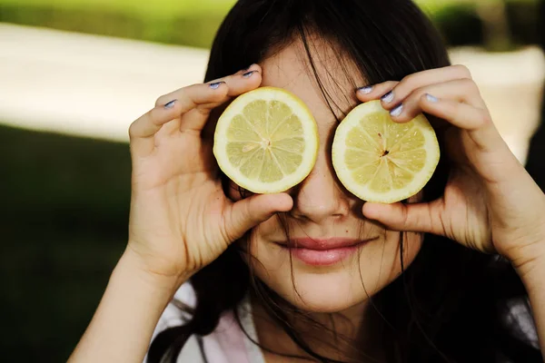 Feliz Niña Años Sonriendo Sosteniendo Rodajas Limón — Foto de Stock