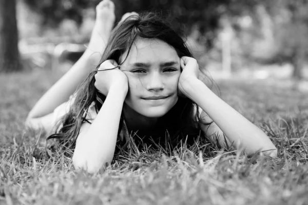Venkovní Zblízka Portrét Dospívající Let Dívka — Stock fotografie