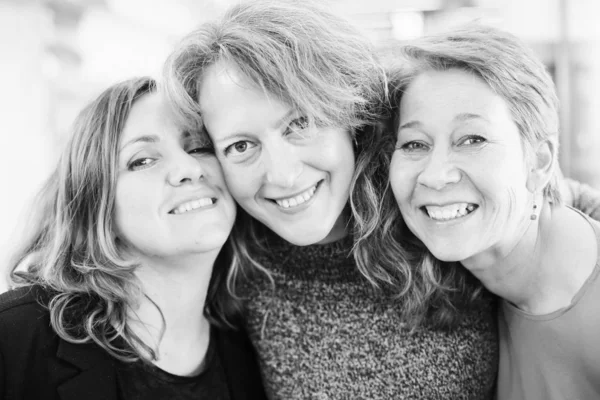 Portrait Trois Belles Femmes Ans Voyageant Ensemble — Photo