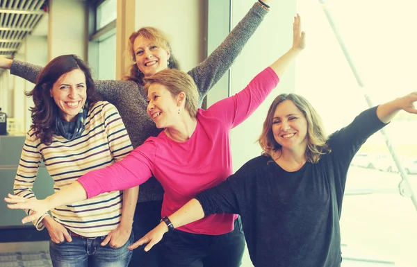 Retrato Quatro Belas Mulheres Anos Viajando Juntas Fotos De Bancos De Imagens