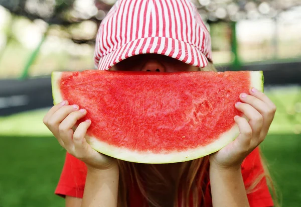 Porträt des niedlichen kleinen 8-jährigen Mädchens, das Wassermelone auf th isst — Stockfoto