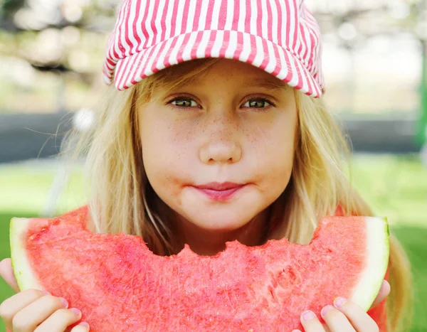 Porträt des niedlichen kleinen 8-jährigen Mädchens, das Wassermelone auf th isst — Stockfoto