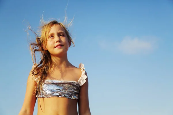 Bedårande glad glad leende liten flicka på stranden semester — Stockfoto