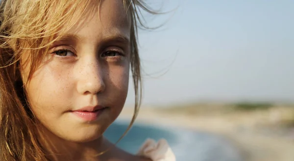 Urocza, uśmiechnięta dziewczynka na wakacjach na plaży — Zdjęcie stockowe