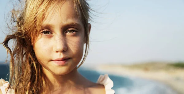 Adorável feliz sorrindo menina em férias na praia — Fotografia de Stock