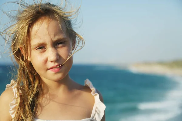 Adorável feliz sorrindo menina em férias na praia Imagens De Bancos De Imagens