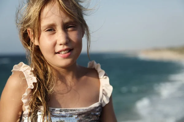Αξιολάτρευτο χαρούμενο χαμογελαστό κοριτσάκι στις διακοπές στην παραλία Εικόνα Αρχείου