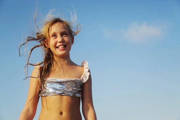 Adorável feliz sorrindo menina em férias na praia Fotografias De Stock Royalty-Free