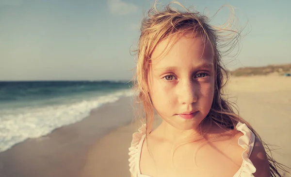 Urocza, uśmiechnięta dziewczynka na wakacjach na plaży — Zdjęcie stockowe