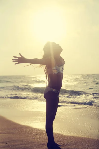 幸せな女の子は日没時にビーチで実行しています-休暇の休暇 — ストック写真