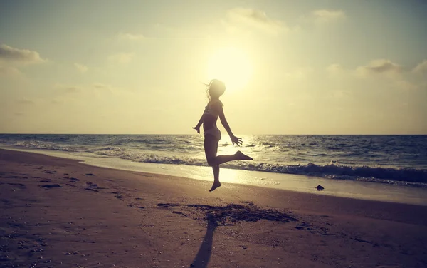 Glückliches Kleines Mädchen Strand Bei Sonnenuntergang Urlaub Sonnenlicht — Stockfoto