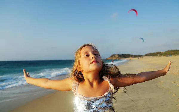 Schattig gelukkig lachend klein meisje op strandvakantie — Stockfoto