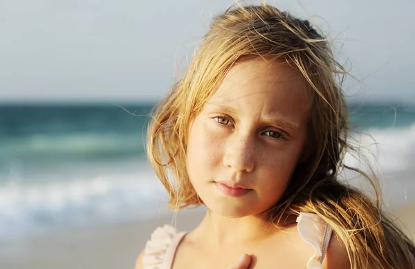 Bedårande glad glad leende liten flicka på stranden semester — Stockfoto