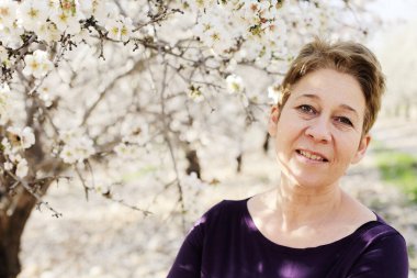 Karantinanın bitişini kutlayan çekici bir kadının açık hava portresi.