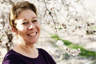 Karantinanın bitişini kutlayan çekici bir kadının açık hava portresi.