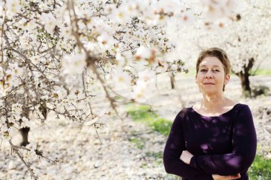 Karantinanın bitişini kutlayan çekici bir kadının açık hava portresi.