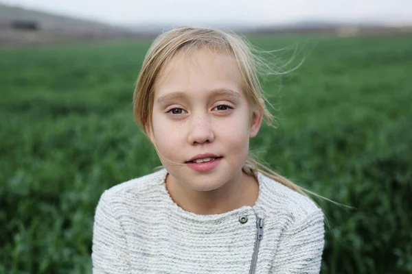 Portret Van Een Meisje Dat Geniet Van Vrijheid Zomer Einde — Stockfoto