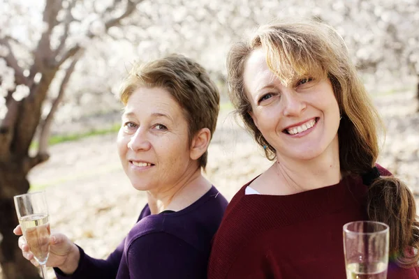 Retrato Aire Libre Dos Mejores Amigas Mujeres Celebrando Fin Del — Foto de Stock